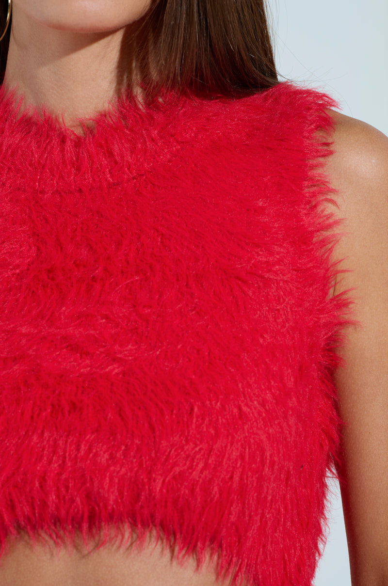 SHAGGY RED CROP TOP