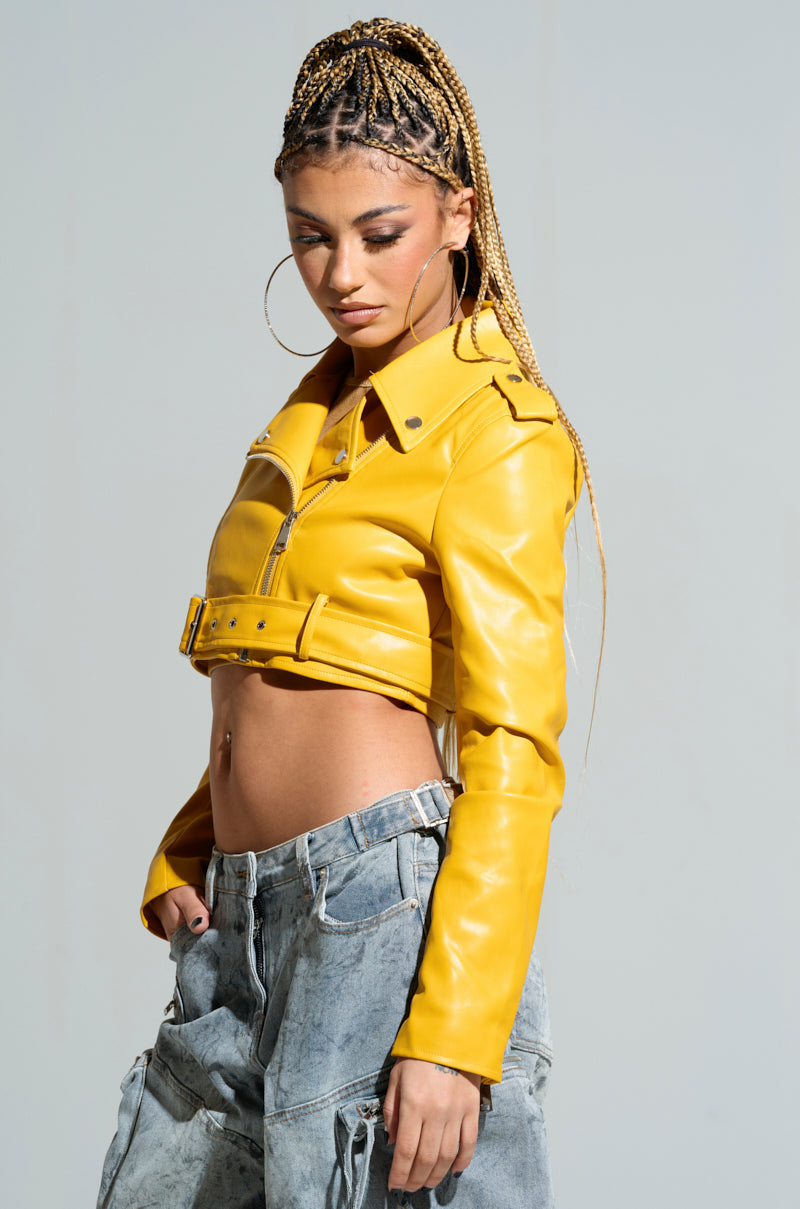 TRIO ESSENTIAL CROPPED MOTO IN YELLOW