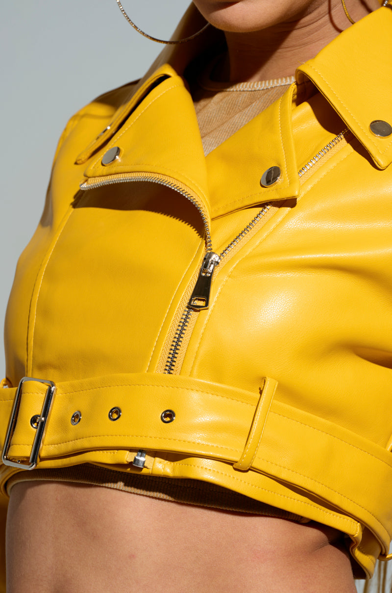 TRIO ESSENTIAL CROPPED MOTO IN YELLOW